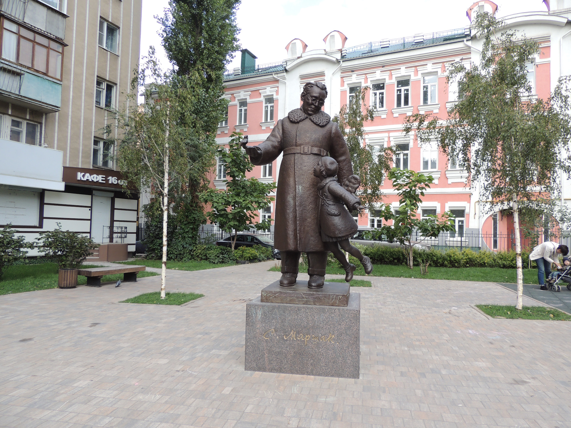 Памятники в воронеже. Памятник Маршаку в Воронеже. Маршак ресторан памятник Воронеж. Известные памятники Воронежа. Памятники музыкантам в Воронеже.