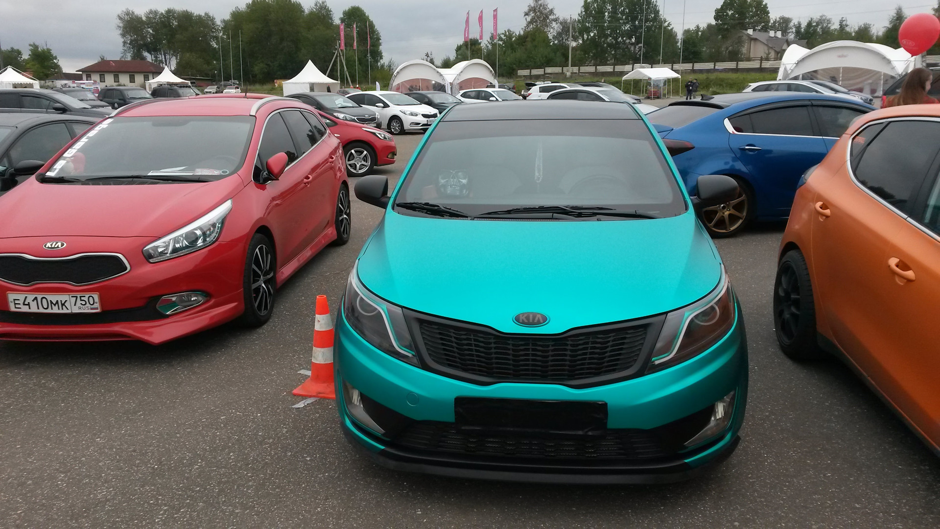 Kia Rio зеленая