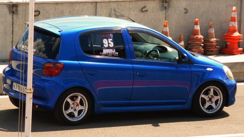 Toyota Vitz 1 3 RS 2001 синий