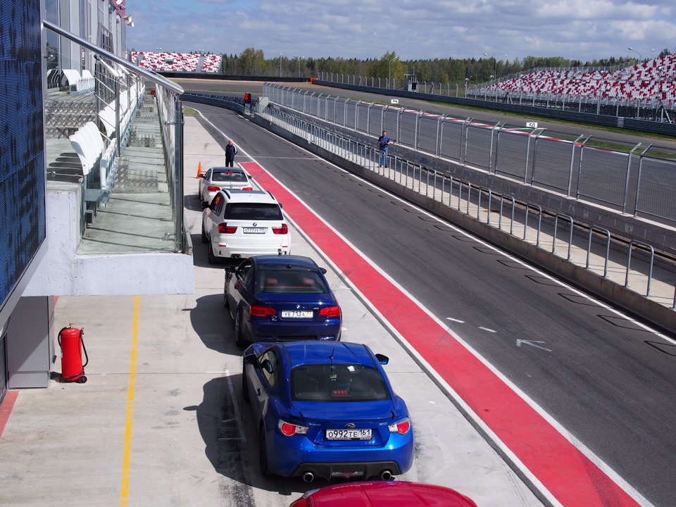 Moscow raceway трек. Трек Moscow Raceway. BMW x5 Moscow Raceway. Трек дни на Moscow Raceway. Новые автомобили на треке.