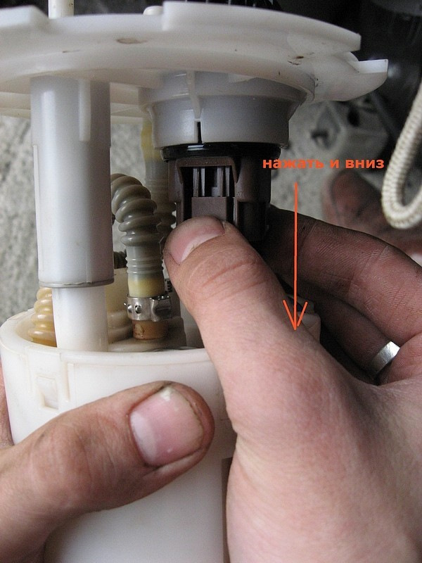 Где стоит обратный клапан бензонасоса. Где стоит обратный клапан бензонасоса. Обратный топливный клапан митсубиси лансер 9. Обратный клапан бензонасоса мицубиси. Где стоит обратный клапан бензонасоса.