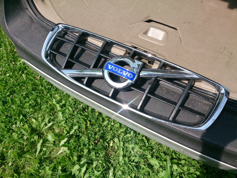 Сетка в решетку радиатора — Volvo XC70 III, 2,4 л, 2012 года | тюнинг ...