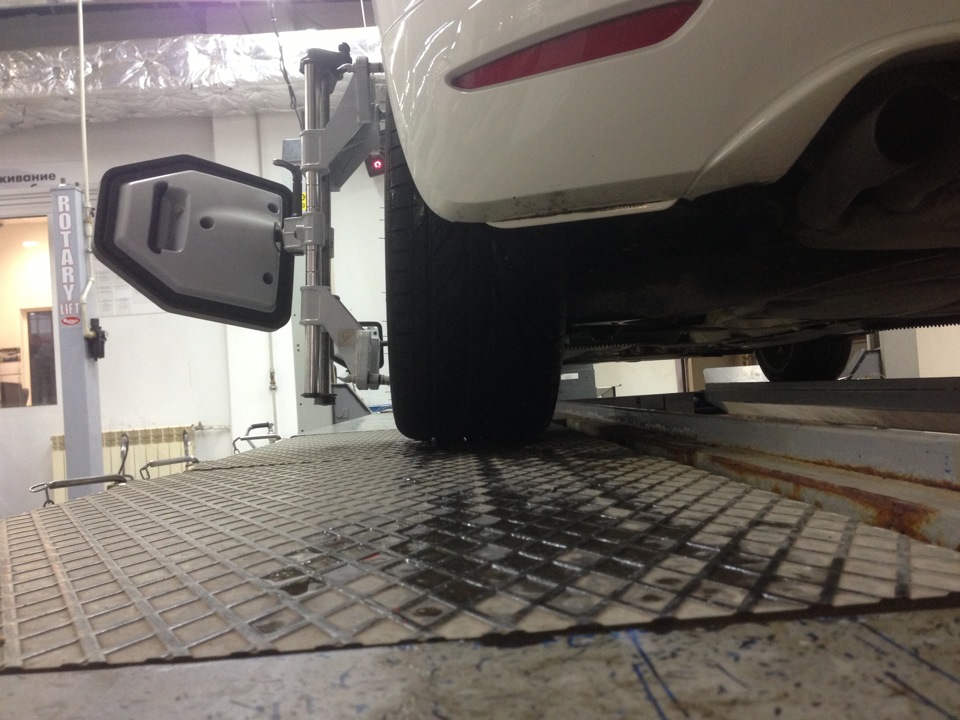 Если присмотреться, то видно, что часть протектора даже не стоит на земле… Тогда я понял, что был прав насчёт развала и зрение меня не подвело :( — Volkswagen Scirocco (3G)