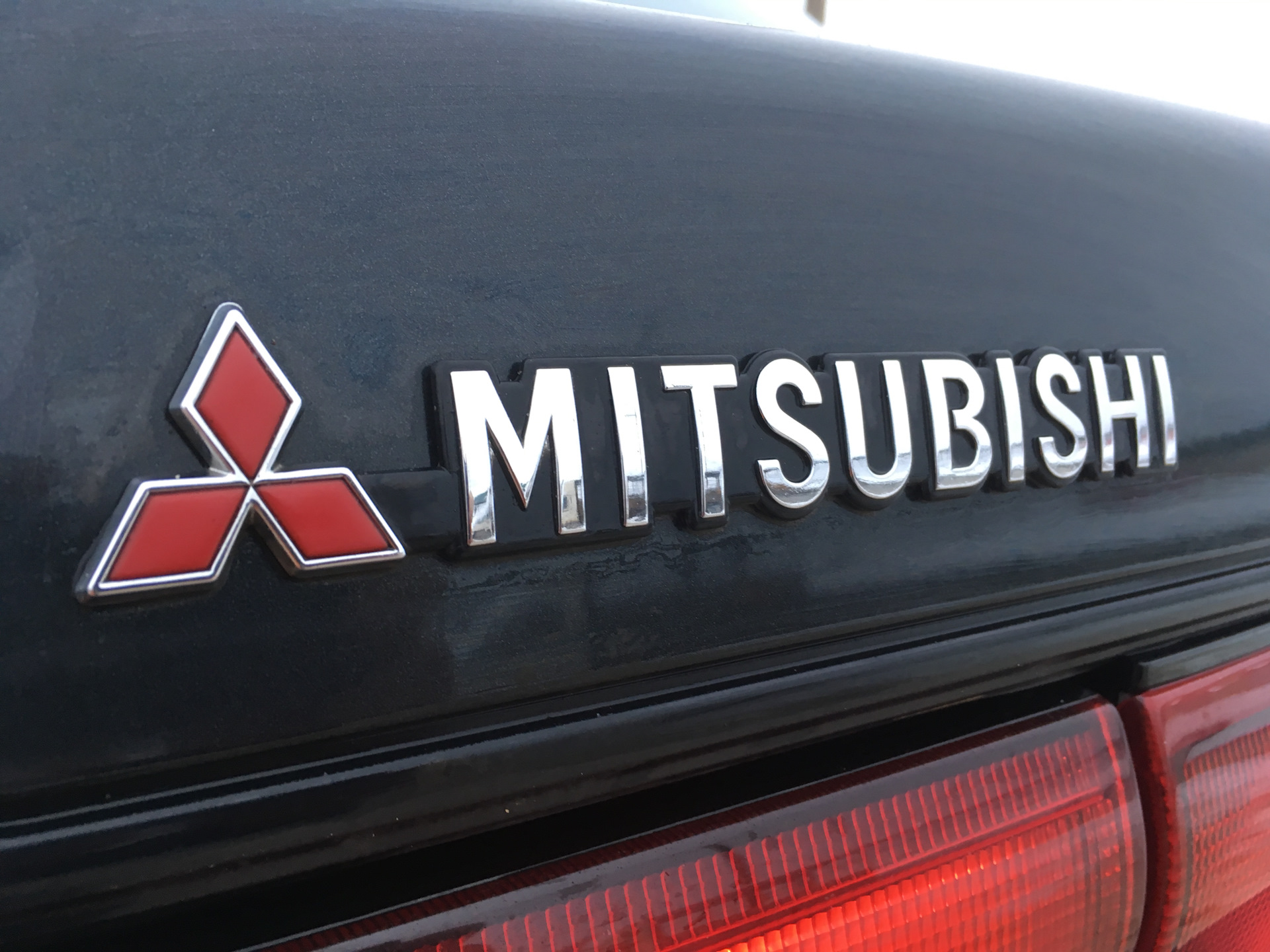 Мицубиси поставляет. Митсубиси Галант АМГ. Mitsubishi Galant AMG. Митсубиси Галант логотип. Наклейки на Мицубиси Галант