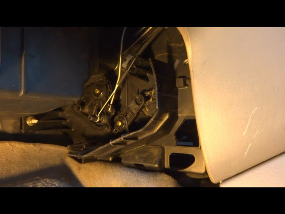 Регулировка троса заслонок климат-контроля — Mazda Demio (1G), 1,3 л ...