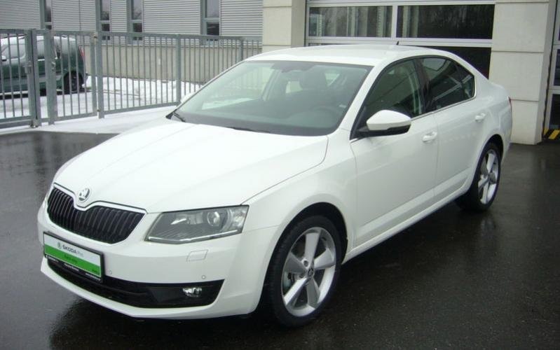 Skoda Octavia a7 белая