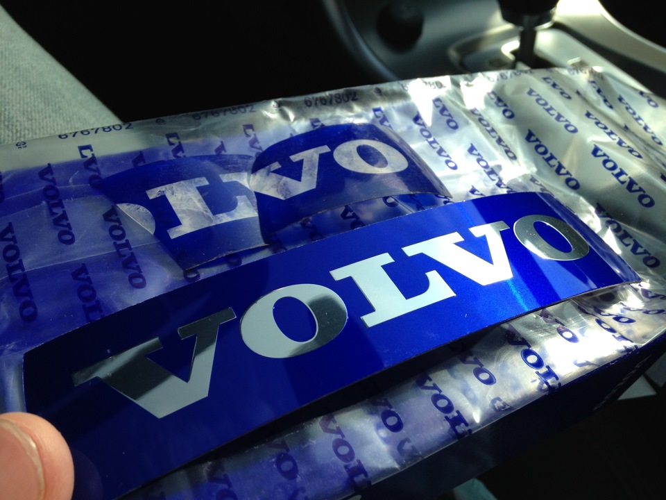 сравнение останков и новой эмблемы — Volvo XC60 (1G)