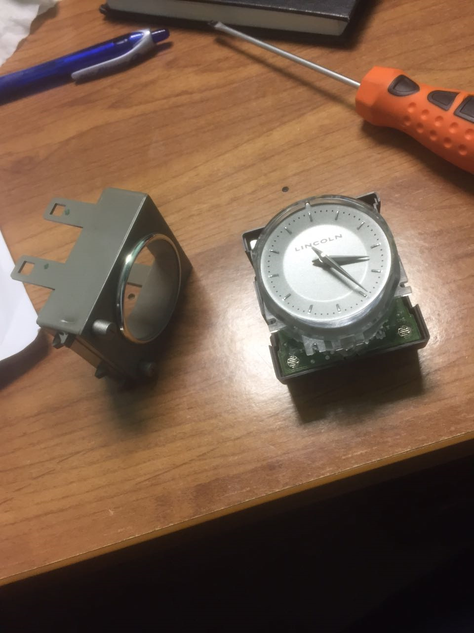 Сломанные часы можно. Часы Lincoln. Вилка автоподзавода часы сломалась. Фото поломанной зарядки от часов с АЛИЭКСПРЕСС. Фото отломлен вход на металлоискателе.