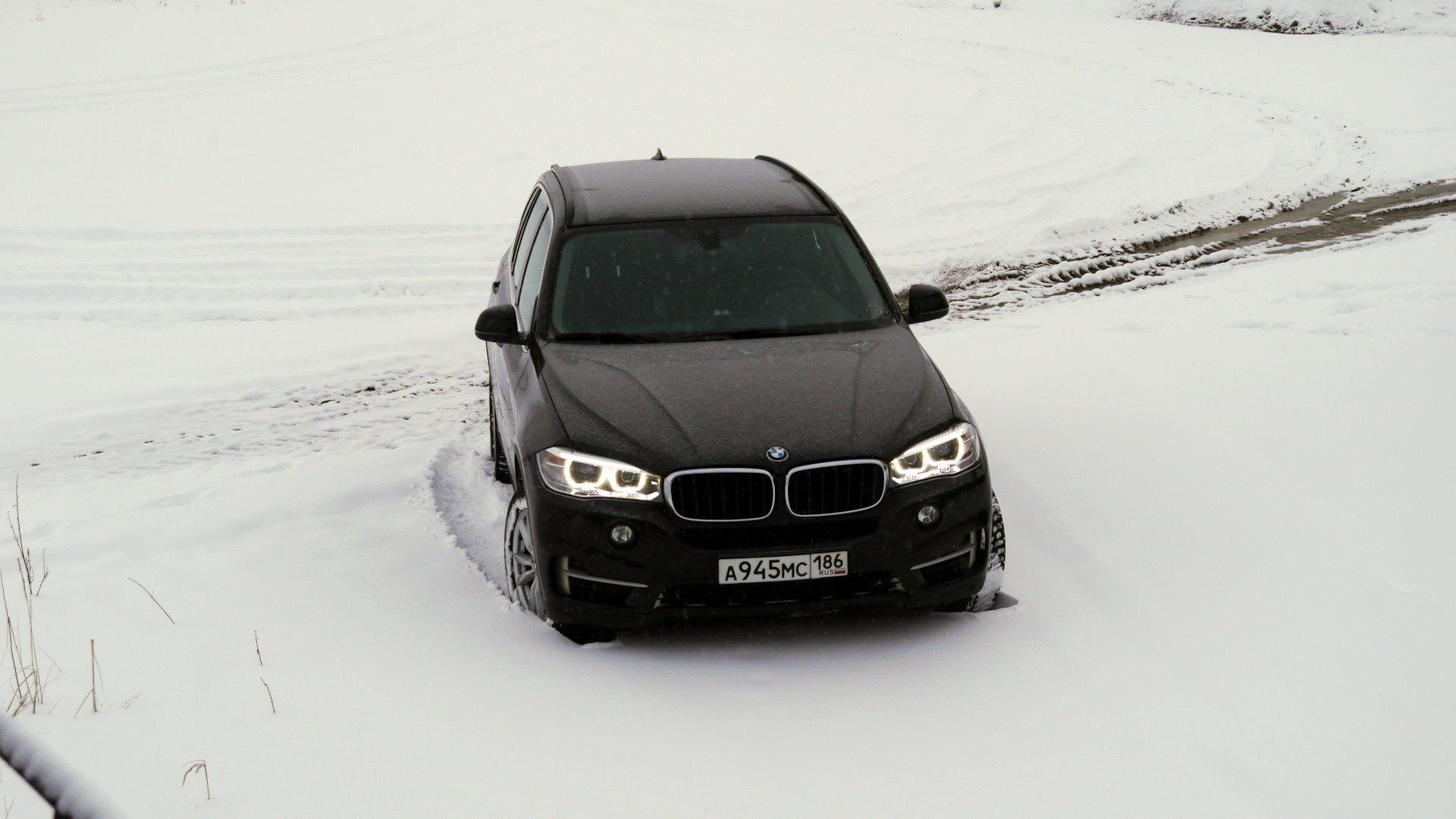 Лобовой х5 е70. БМВ х5 е70 черный зима. BMW x5 m5 зима. BMW x5 25d. BMW x5 e70 drive2.