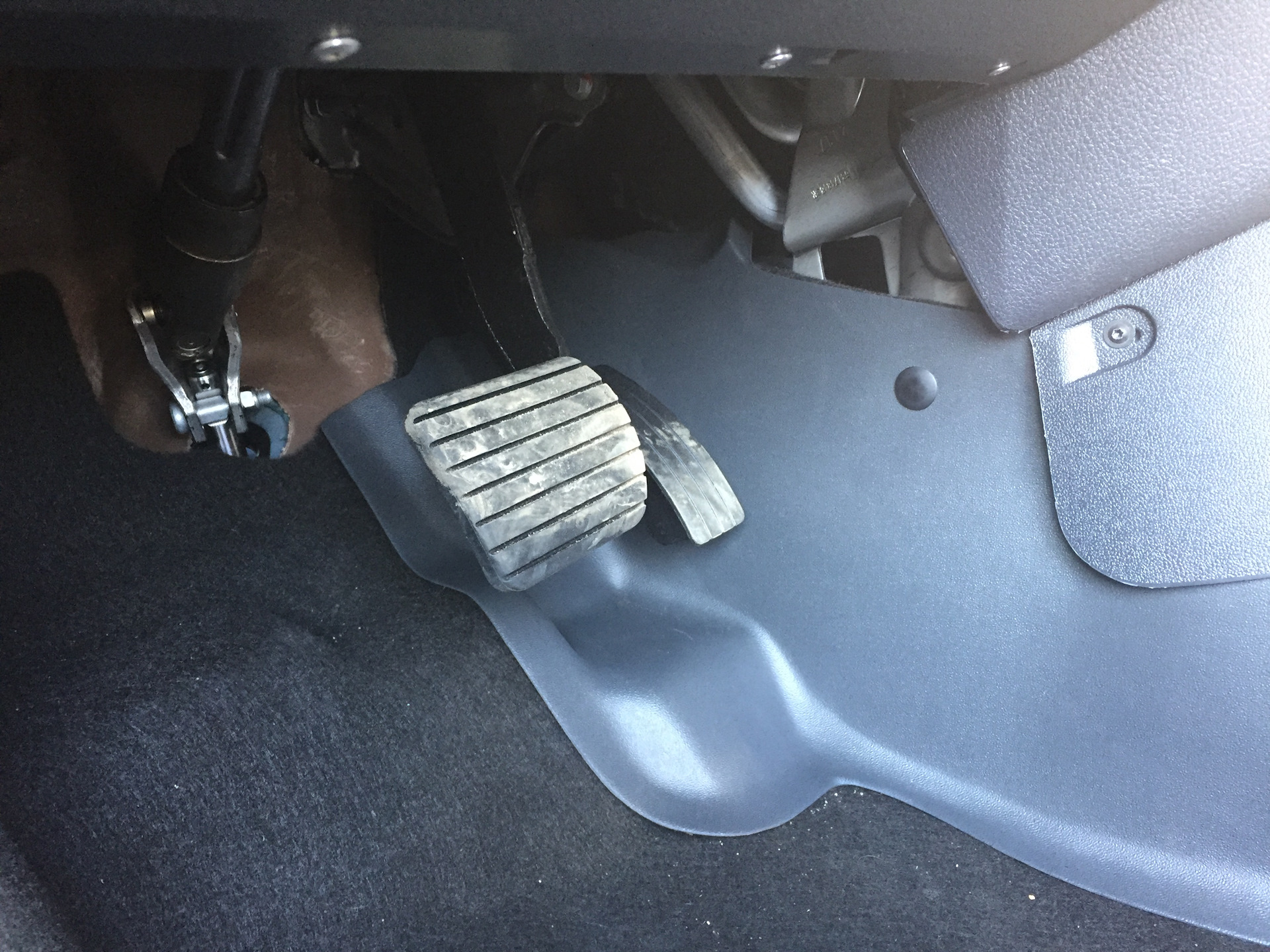 грязь под педалью газа мазда сх-5. ограничитель педали газа mitsubishi pajero 4. под педалью газа. 36. под педалью газа.