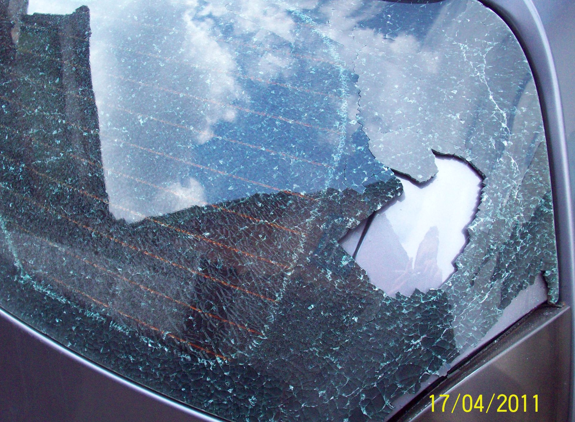 Z разбили. Разбитое стекло багажника машины. Ларгус с разбитым стеклом. Разбитое стекло с буквой z. Разбитые стекла с буквой z.