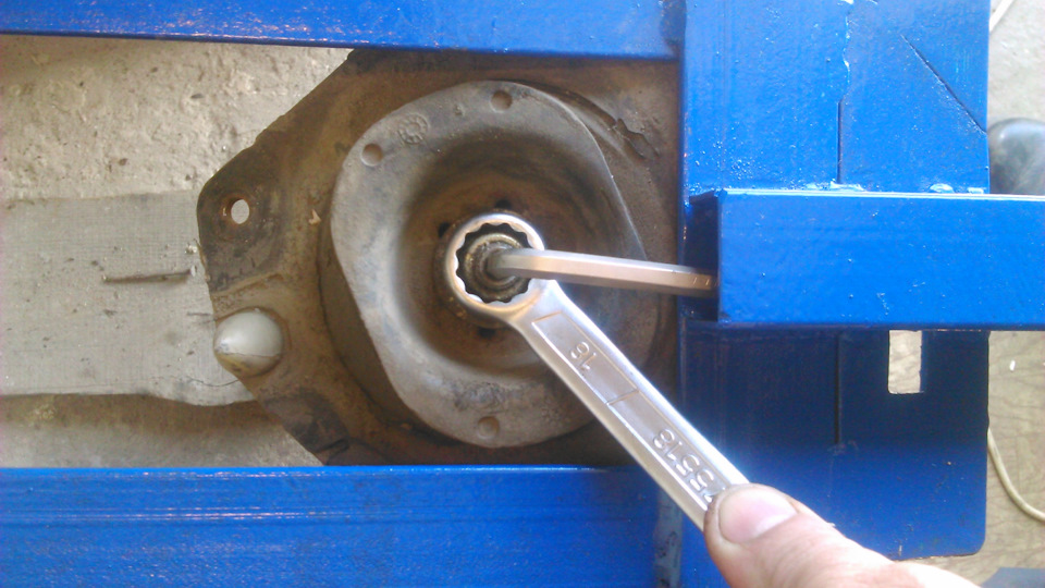 Шестигранник оказалось удобно так фиксировать в трубе — Renault Megane II