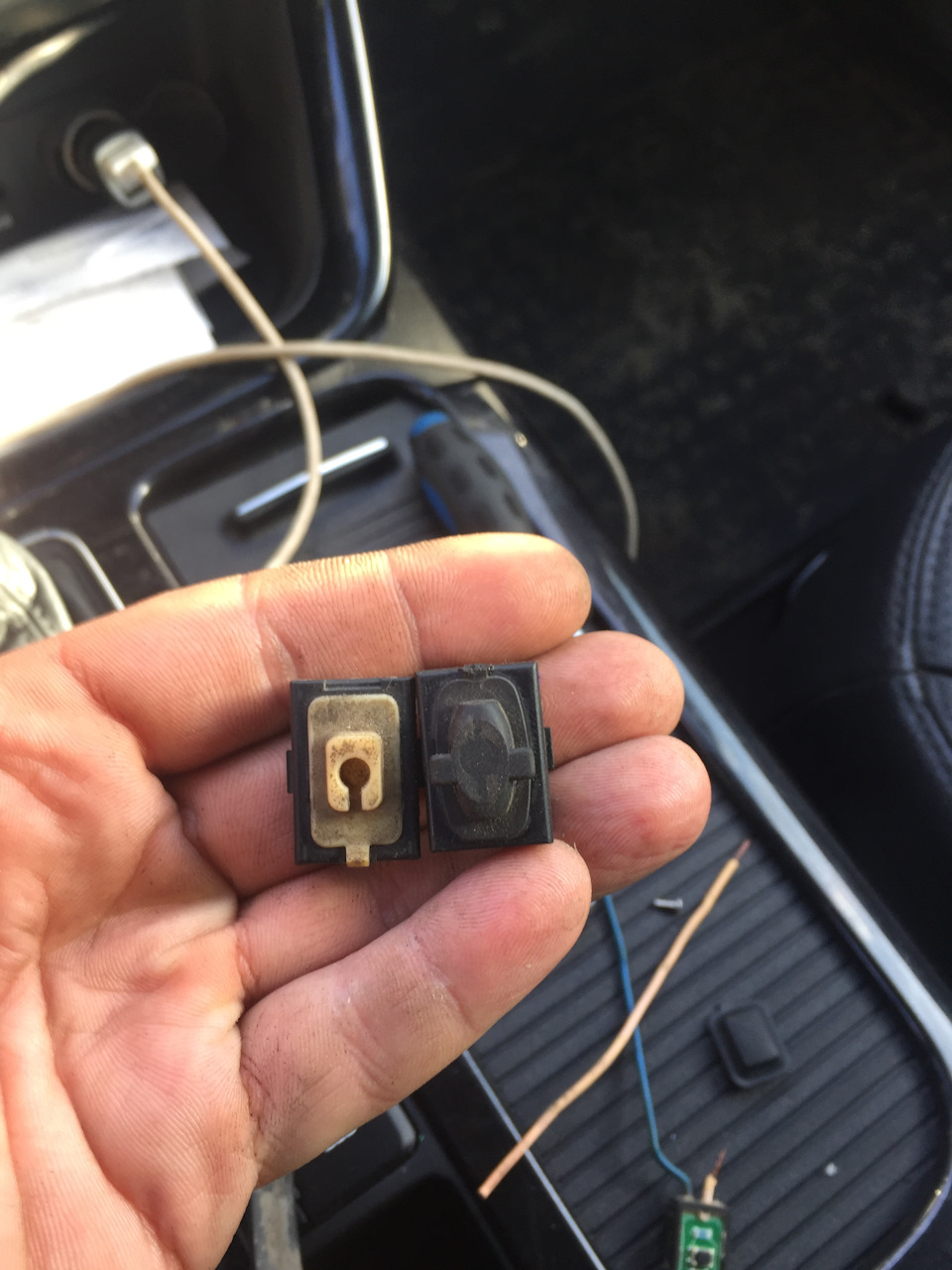 Как видим корпуса кнопок отличаются — KIA Sorento (2G)