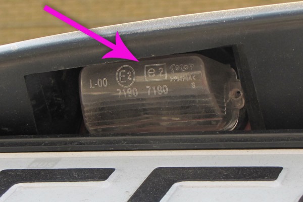 Замена лампочек подсветки номера - Citroen C4 (2G), 1,6 л, 2012 года стайлинг DR