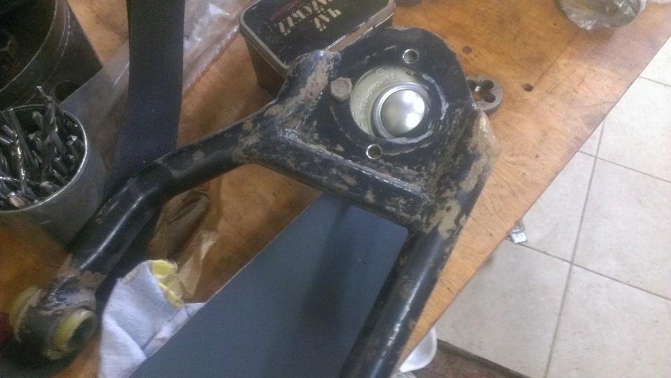 Установка шаровых опор от Шеви нивы в верхние рычаги. — Lada 2101, 1,8 ...