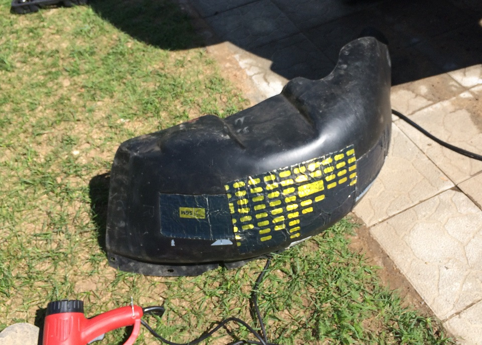 Готовим подкрылок. Посмотрел я на фото и вешать на него много виброизоляции не стал. Два куска в спец места-выемки и сверху еще один большой лист — Mitsubishi Pajero (3G)