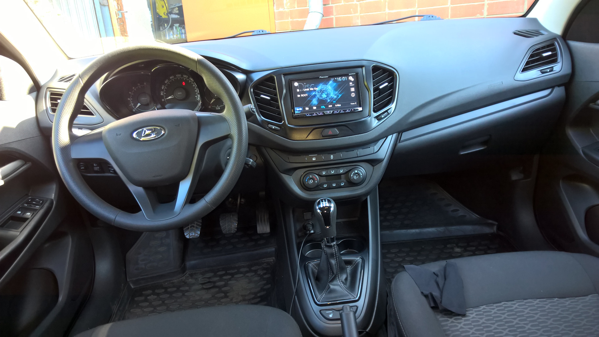 Немного салона - Lada Vesta, 1,6 л, 2017 года фотография DRIVE2