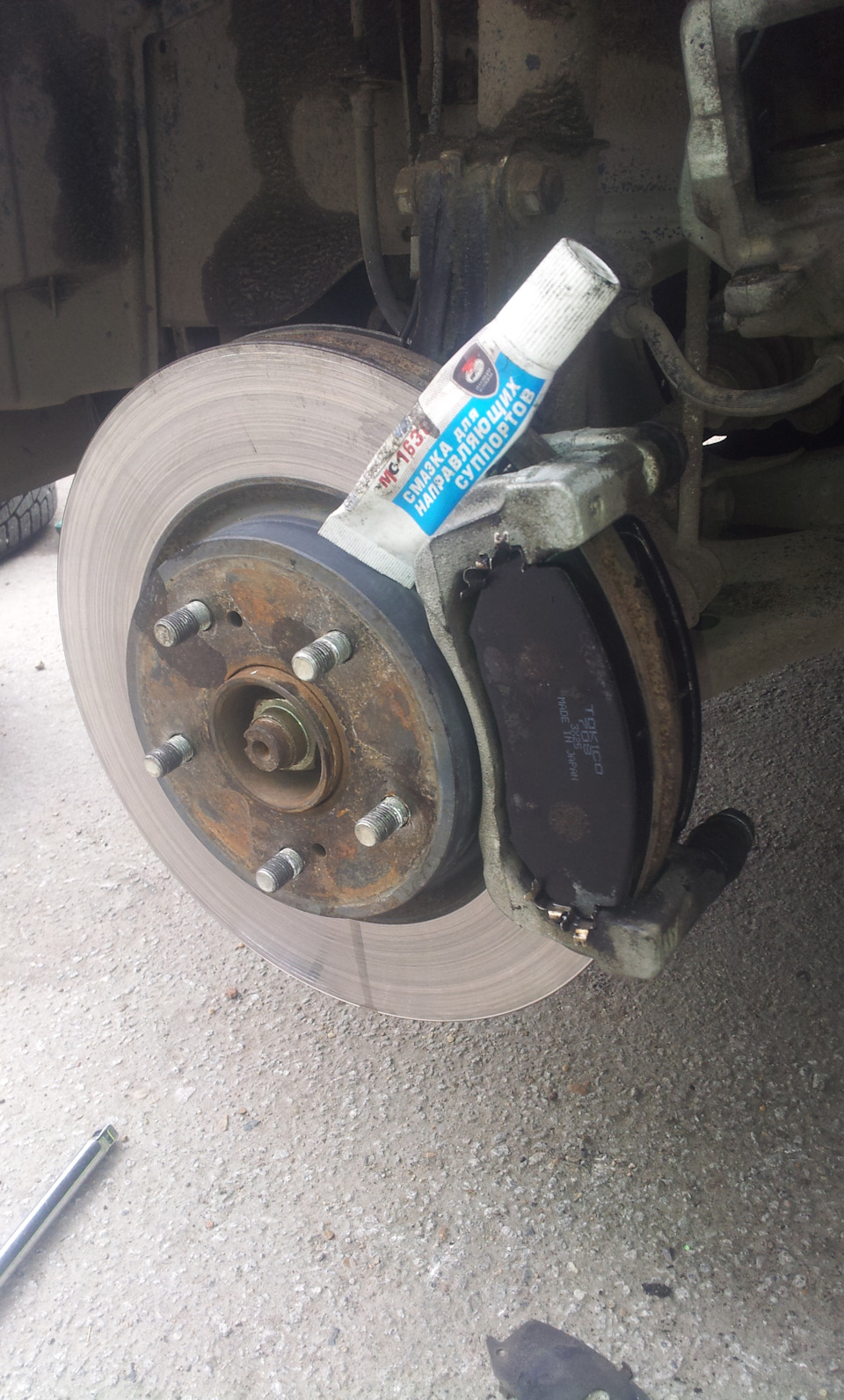 051. Переобулся, сменил передние колодки на Tokico, выяснил что и ...