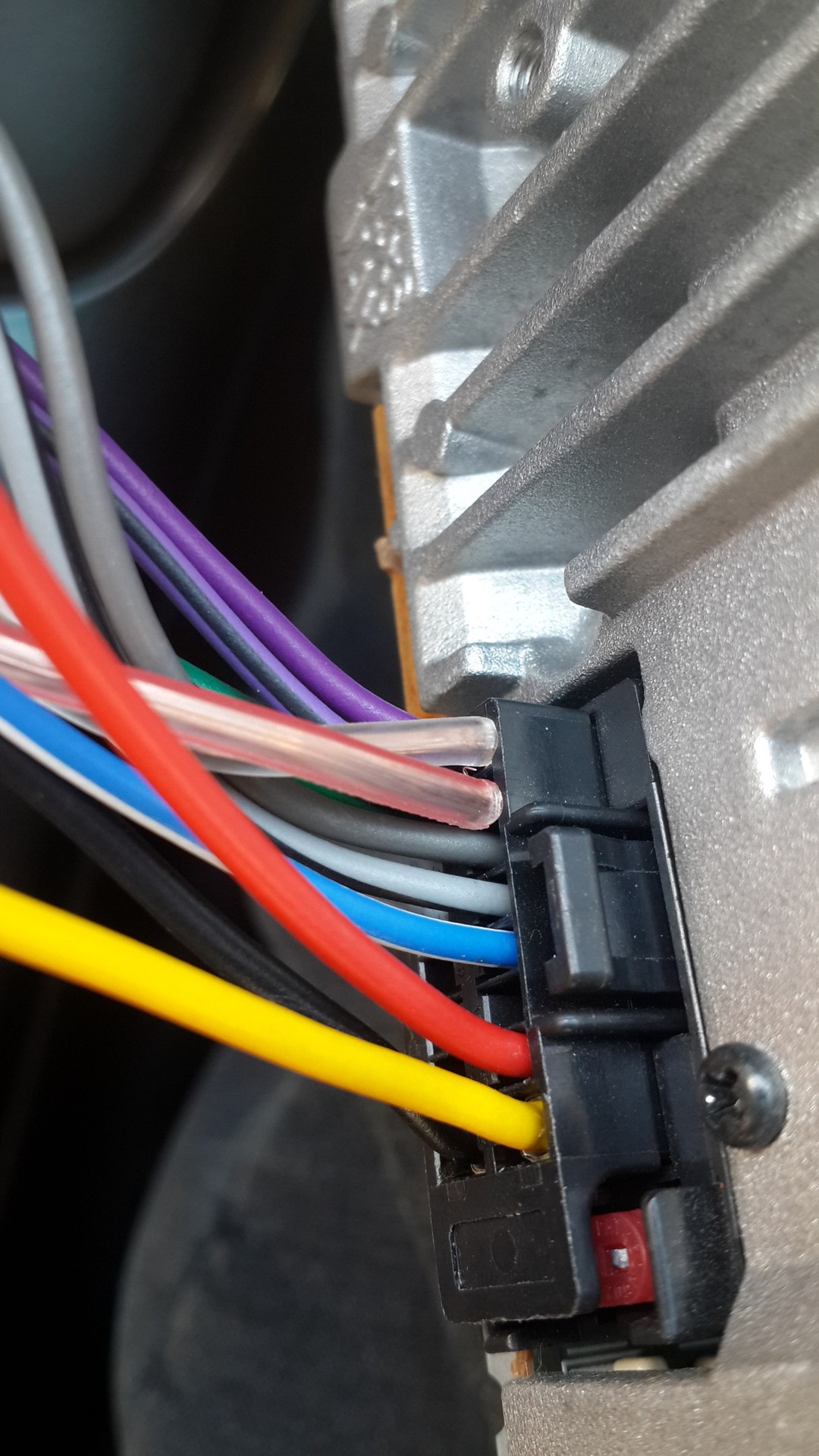 Подключить сабвуфер в газель некст к штатной магнитоле 2013г. Как подключить штатный сабвуфер. Сабвуфер форестер sg5 штатный. Audi a4 bose фишка сабвуфера. Bose сабвуфер 28170 cg000 разъём.