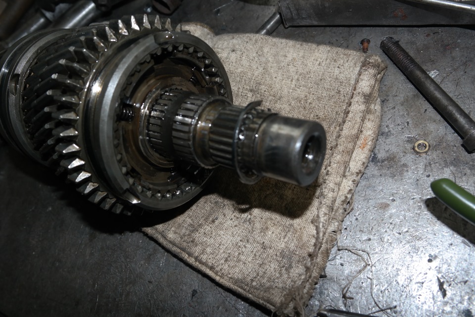 Как разбирают вал. Вторичный вал кпп маз в сборе. Мерседес мл 320 разбор вторичного вала мкпп. Как разбирают вал. Как разбирают вал.