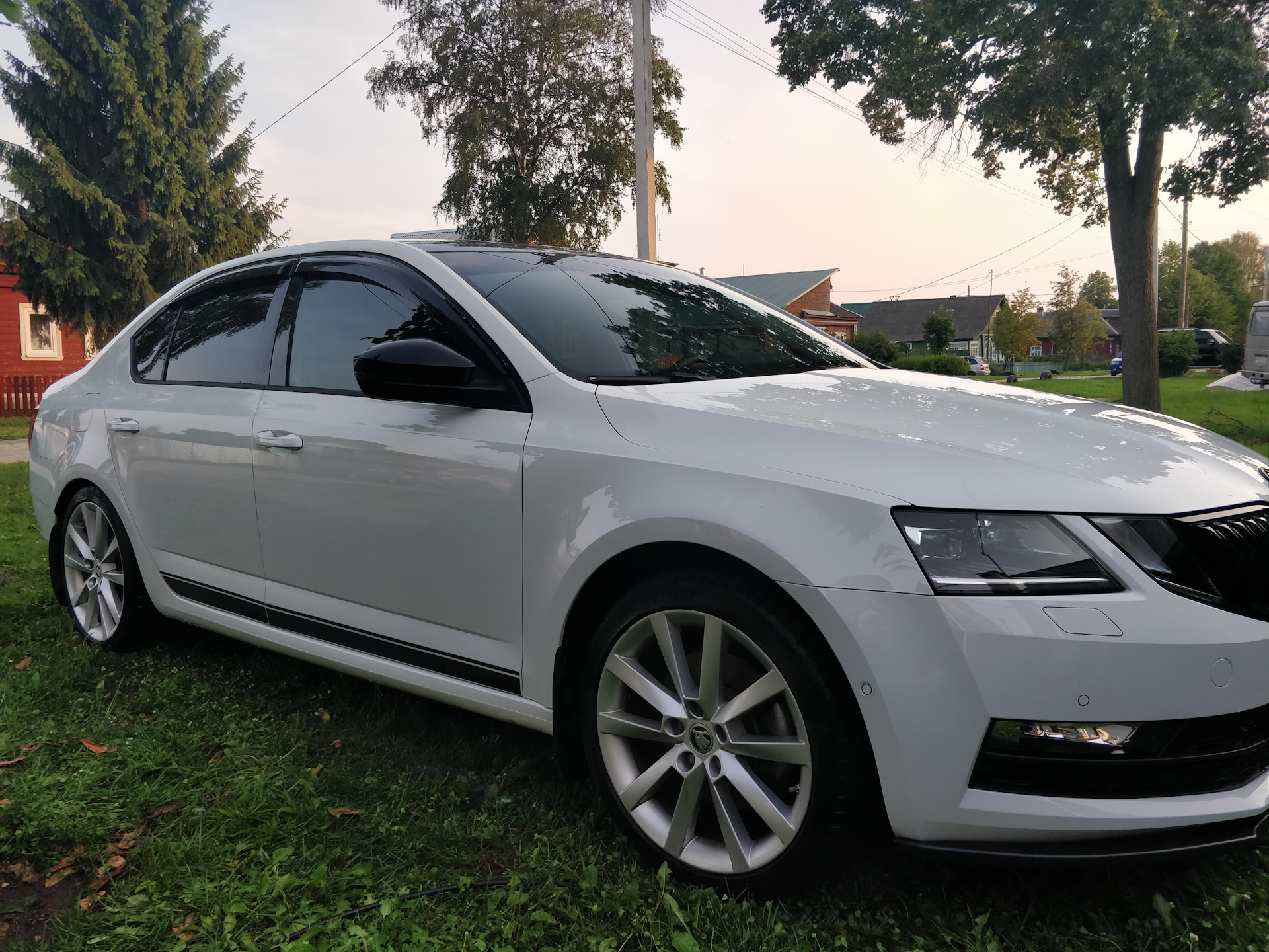 Диски шкода а7. Диски alaris r18 Skoda Octavia. Alaris r18 Skoda. Шкода Октавия а7 на 17 дисках. Alaris r18 Skoda Octavia.