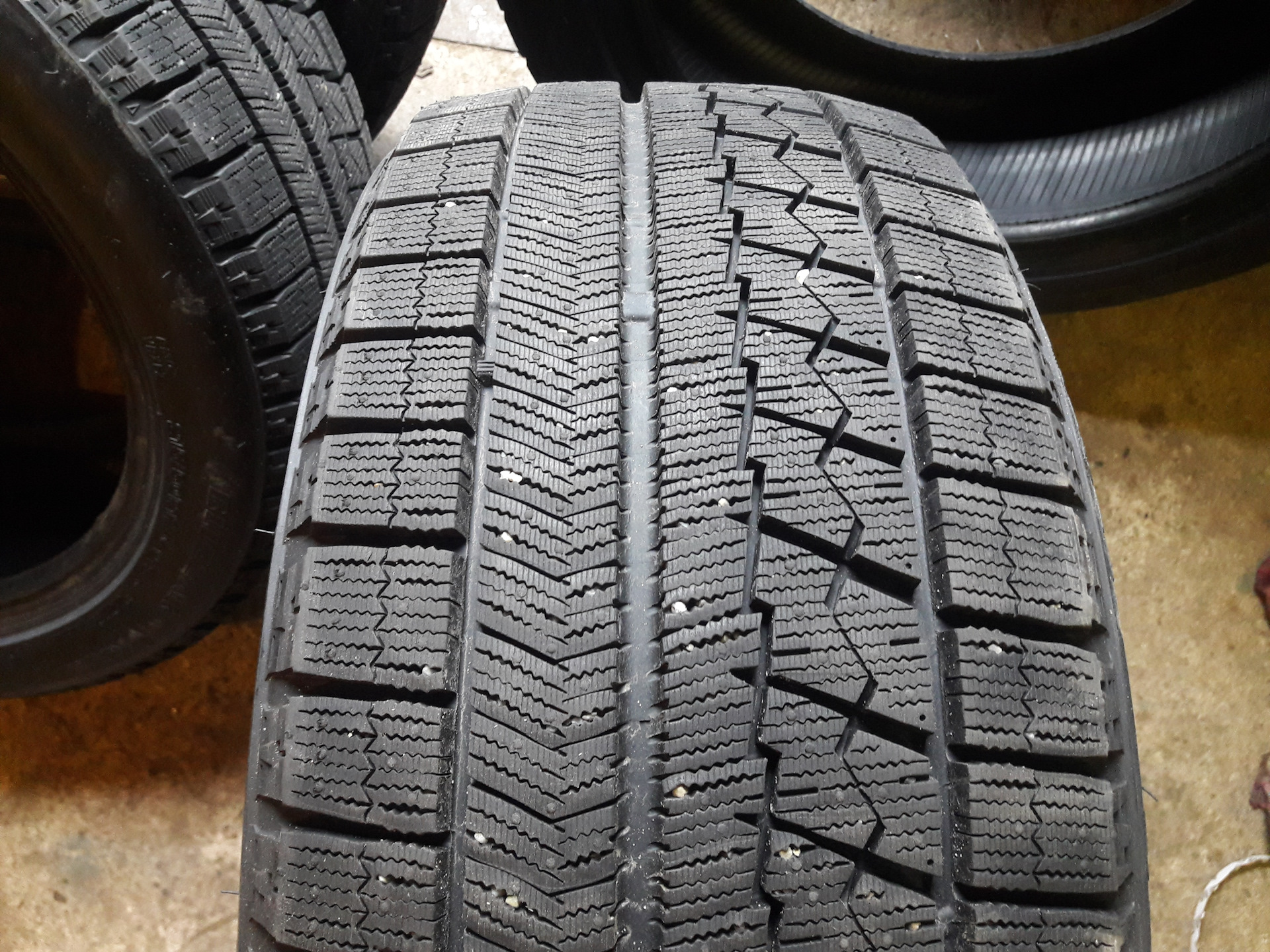 Зимние шины bridgestone отзывы. Bridgestone Blizzak VRX. Bridgestone Blizzak VRX 215 50 17. Bridgestone Blizzak r17 VRX. Bridgestone Blizzak VRX 215/50 r17.