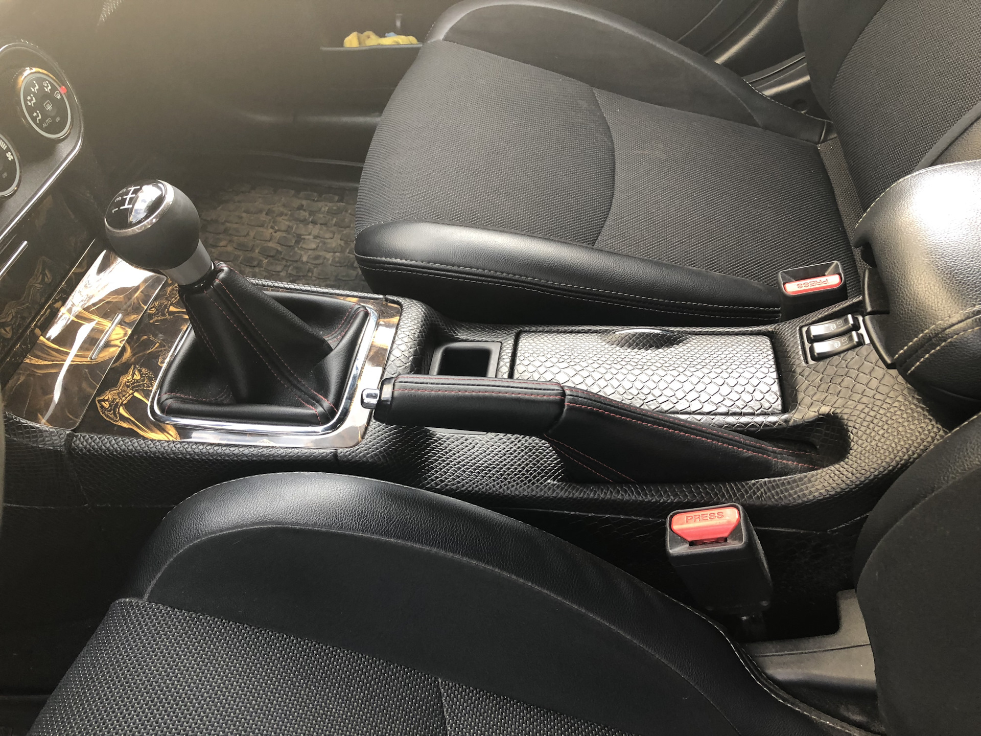 Almera g15 центральная консоль. центральная консоль с подлокотником форд с макс 2008. тоннель haval h6 центральный тоннель. центральная консоль тоннеля пола сандеро 2. тоннель пола приора 1.