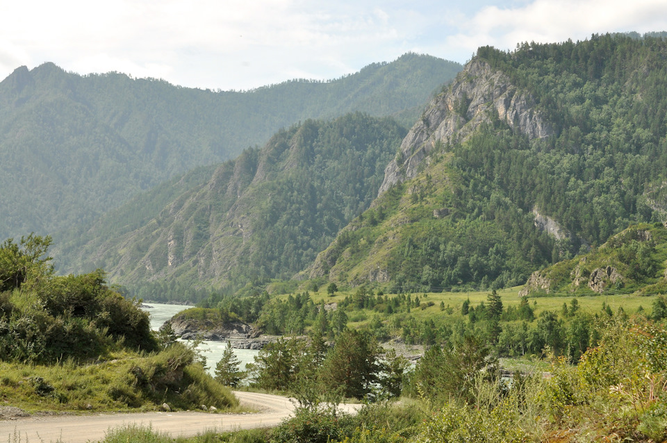 По дороге на чемал. Дорога чемальский тракт. Чемальский тракт горный алтай достопримечательности. По дороге на чемал. Чемал горный алтай.