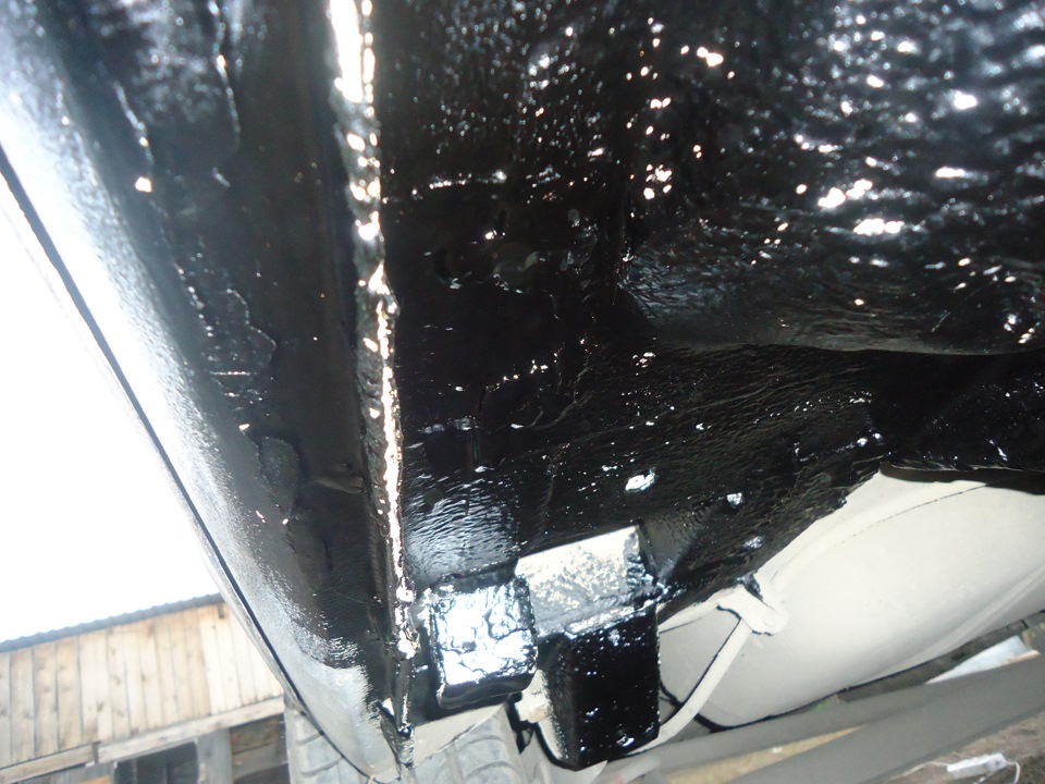 Обработка днища кузова снаружи. — Москвич Князь Владимир, 2 л, 1998 ...