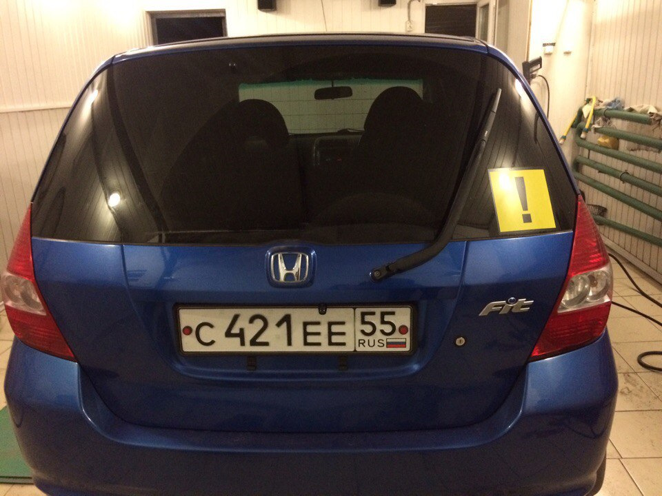 Форумы задним. Хонда фит сзади 2003. Honda Fit сзади. Honda Fit вид сзади. Хонда фит 2 с камерой заднего вида.