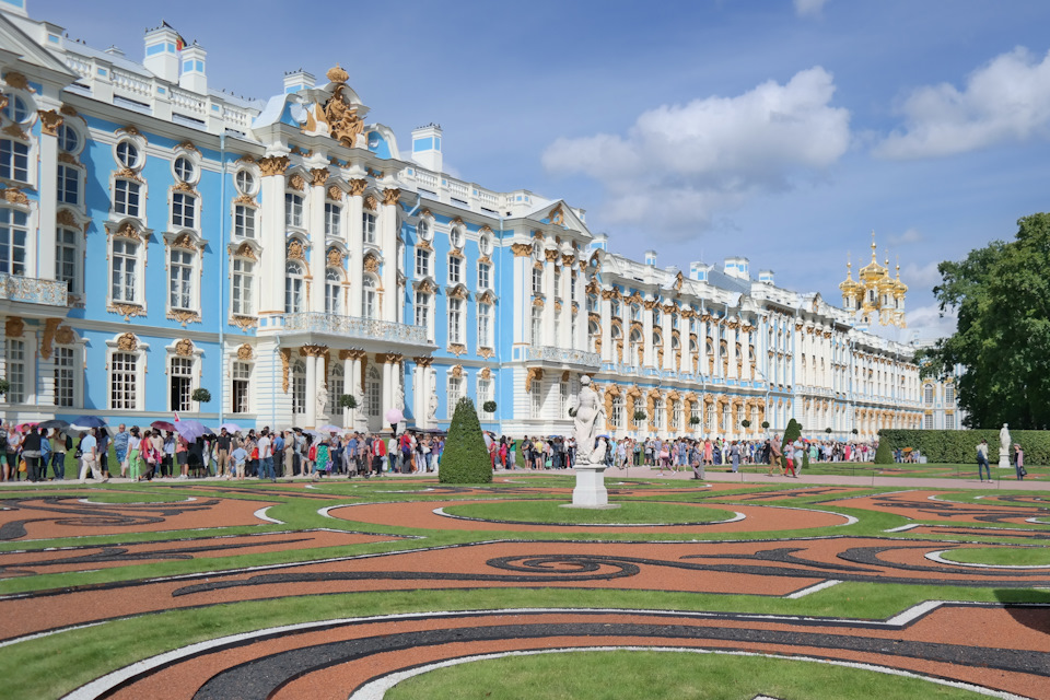 Но что бы попасть в эти залы — нужно отстоять очередь длиной почти во всю длину дворца (я отстоял под солнцем 3,5 часа) — Mazda CX-5 (1G)