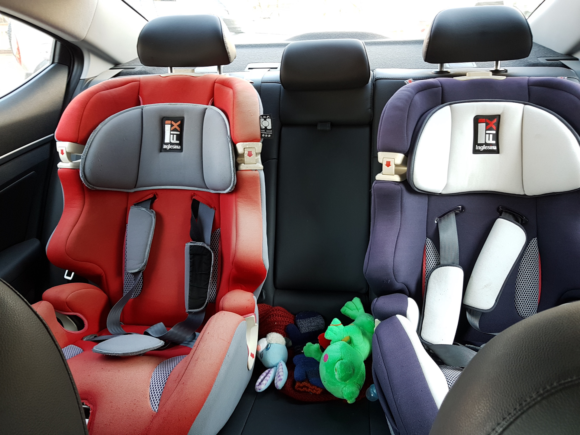 Как разместить троих детей на заднем сиденье? — Hyundai Elantra (6G), 2 л,2017 года