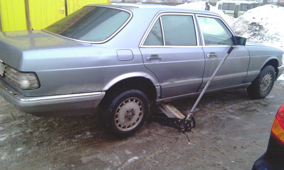 Поменял задние кривые колеса — Mercedes-Benz S-Class (W126), 3 л, 1985 ...