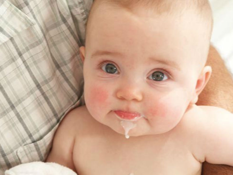 Ребенок срыгивает молоко после кормления новорожденный. Срыгивание новорожденного. Ребенок срыгивает. Младенческие срыгивания.