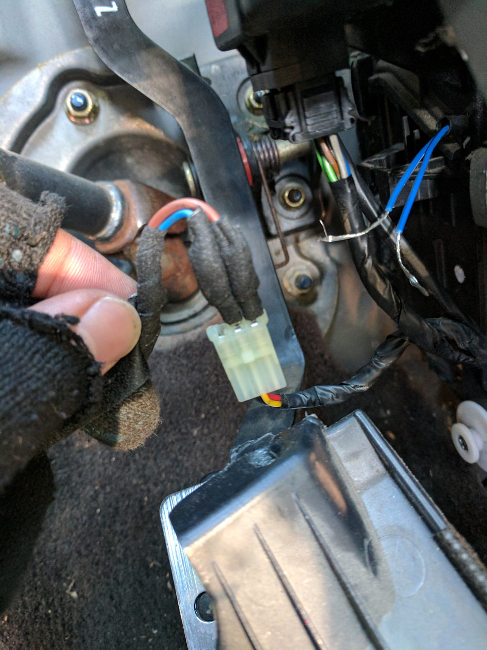 соответственно перемычка и двойной провод идущий в корпус испарителя — Hyundai Tiburon (GK)