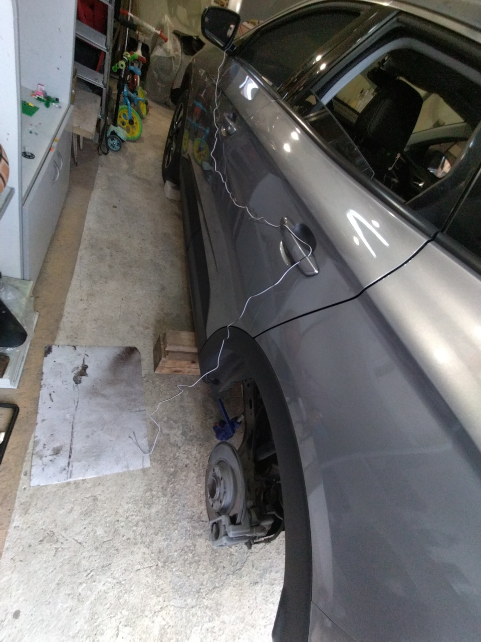 Нам нужно питание на 12В (далее объясню зачем) и тянем его к ЗДТ. Откуда его брать? Правильно! Из АКБ машины! Но перед этим я снял клему + на всякий как говорится… У меня были аккустические, которые сильно помогли в этом деле. — Opel Grandland X