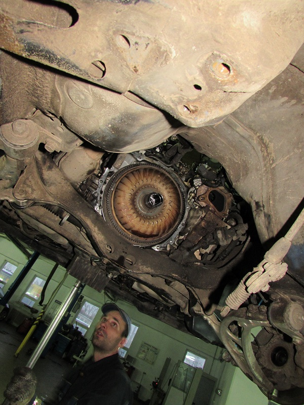 Выкрутились болты крепления гидротрансформатора к маховому колесу и оставшиеся с