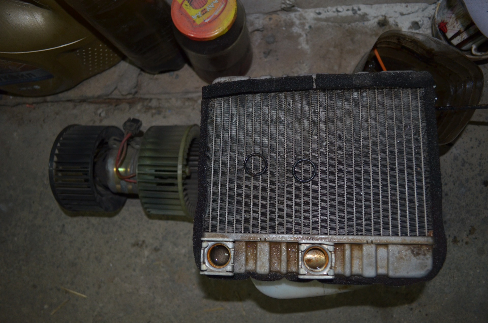 Как проверить снятый радиатор печки. Радиатор печки лада 11 в машине. Автомобильный радиатор печки 100х100. 82643q0592b радиатор печки. Отопитель радиатора ваз 2107.