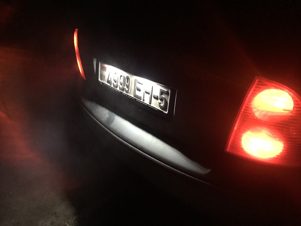 Заменил сгнившие плафончики подсветки номера — Volkswagen Passat B5, 1 ...