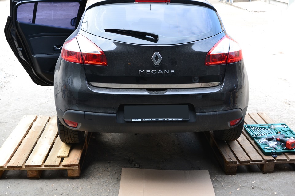 Имитация двойного выхлопа (установка накладки) — Renault Megane III, 1 ...