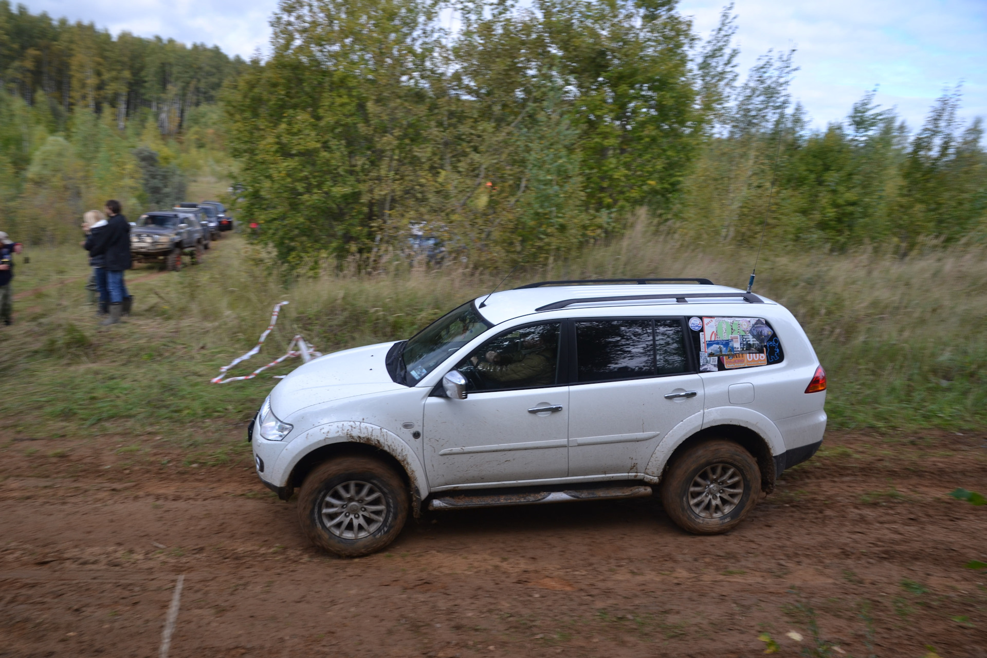 Паджеро спорт на 35 колесах. Pajero Sport 2 тонировка. Паджеро спорт на сервисе. Клуб Pajero Sport.