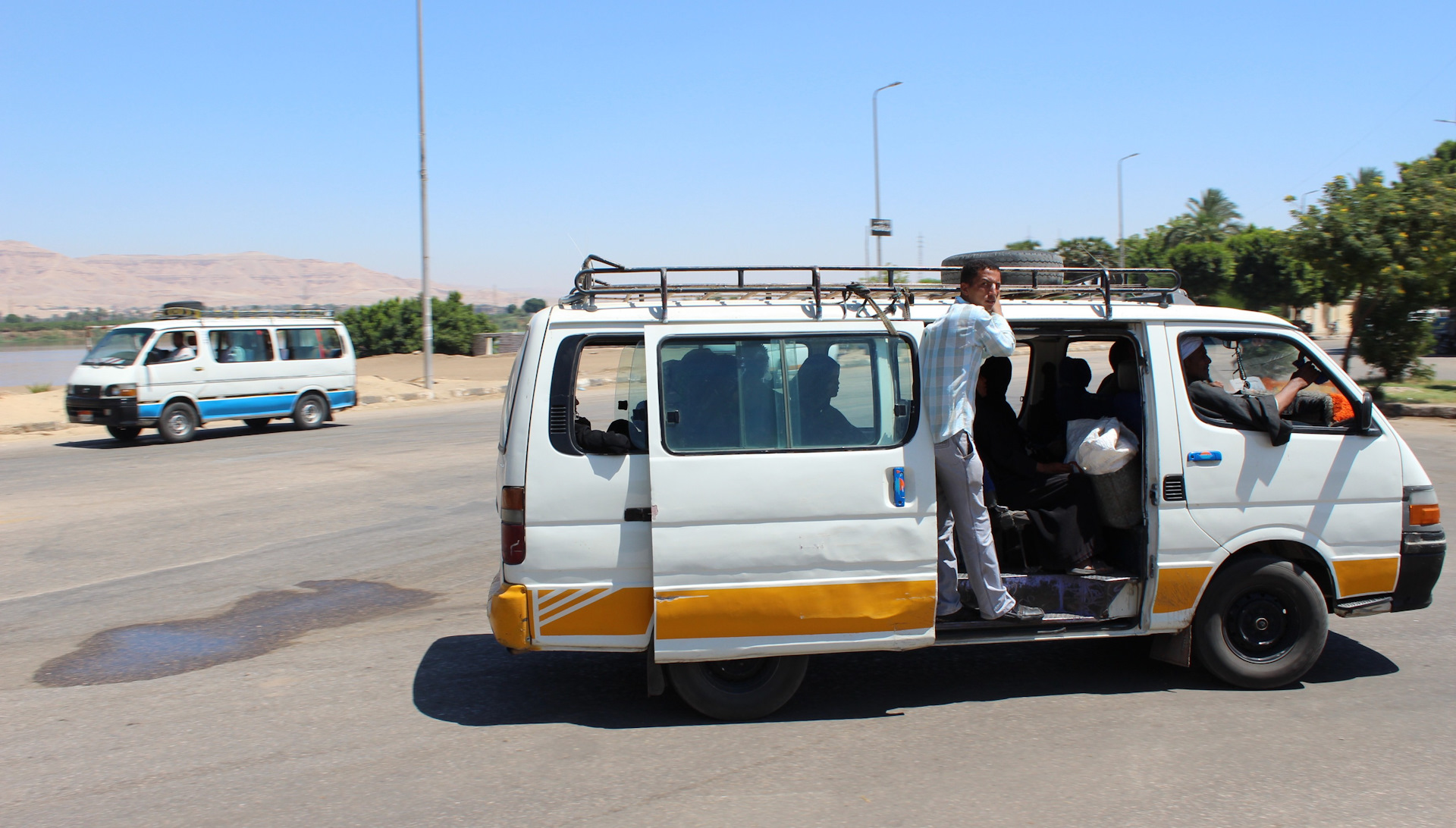 Такси в хургаде. Маршрутки в Египте. Маршрутка в Хургаде. Микроавтобус Хургада. Каирский автобус.