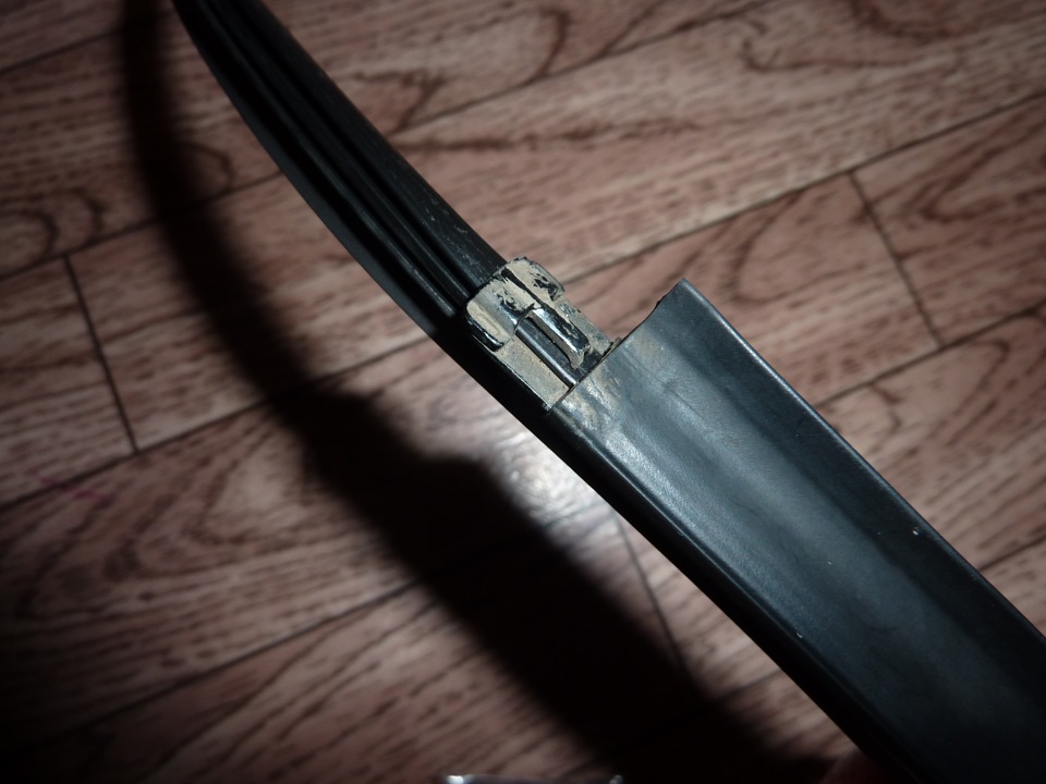 Замена резинок в щетках стеклоочистителя (дворниках). — Skoda Octavia ...