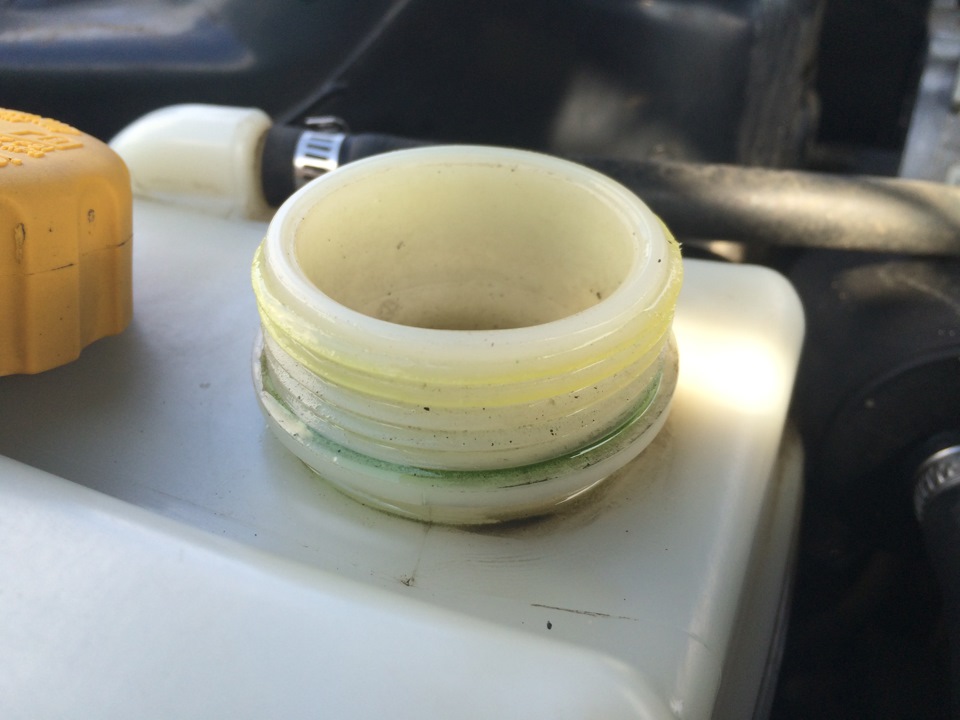 такое ощущение, что масло в расширительном бочке, в антифризе ...