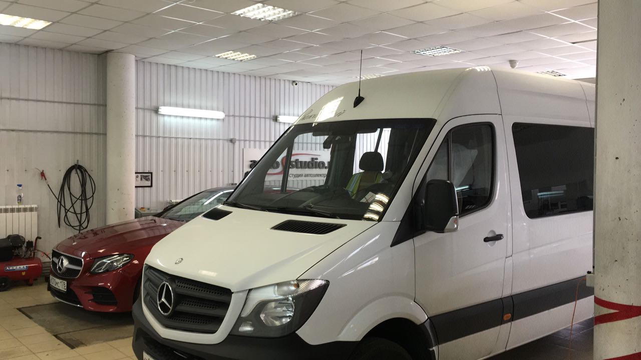 V447 mercedes установка потолочного монитора