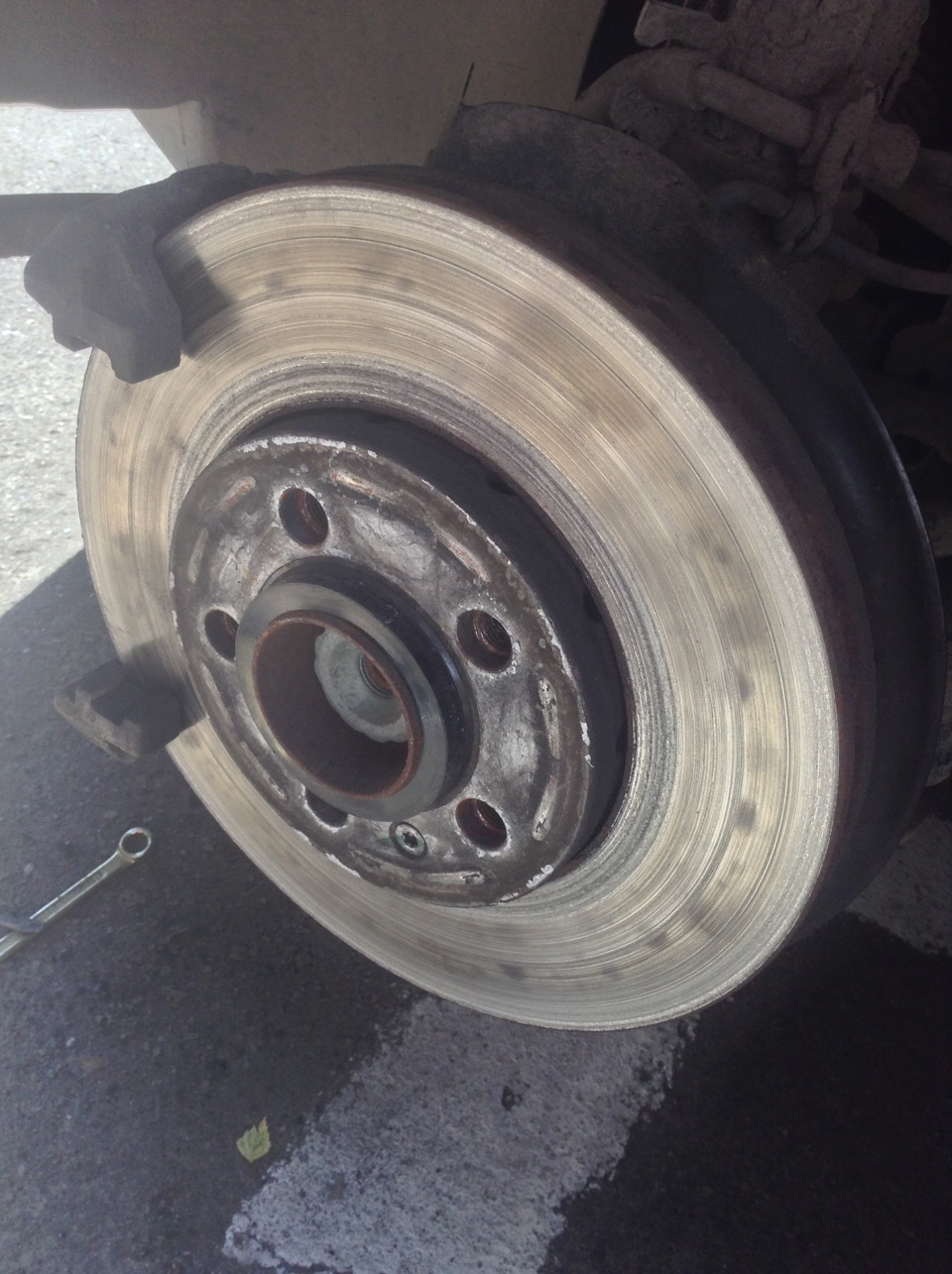 Замена колодок — Volkswagen Polo Sedan, 1,6 л, 2013 года | своими ...