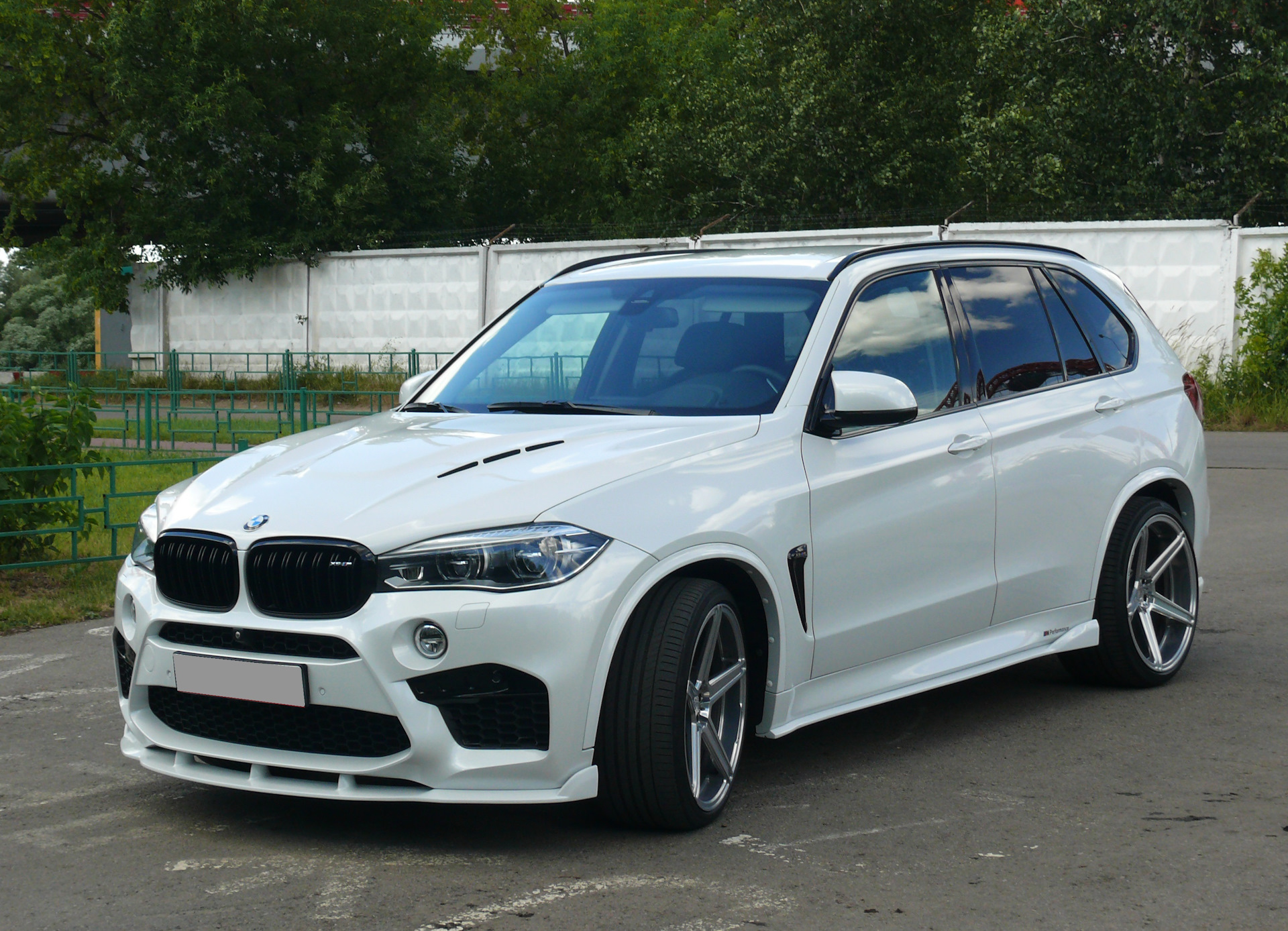 X5m f15. BMW x5 f15. БМВ х5 обвес парадигма. BMW x5 белая. BMW x5 Paradigm.