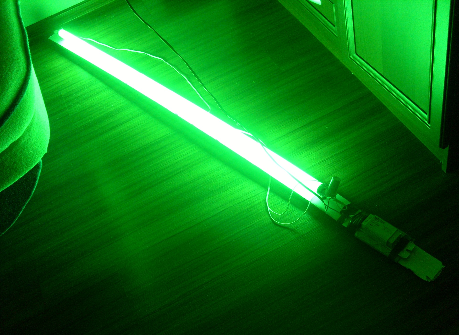 Подсветить зеленым. Неоновая лампа. Зеленая подсветка. Зеленая неоновая подсветка. Зеленая подсветка лампа.