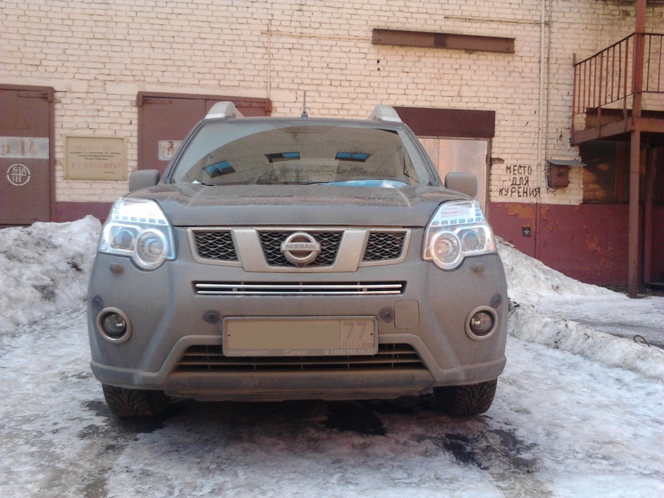 Зазоры не выставлял, решетка просто лежит на бампере — Nissan X-Trail II (t31)