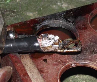 Наконечник на проводе. — ГАЗ 31105